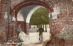 Nr.: 237 - Groeten uit Harderwijk. de Vischpoort vanaf zeezijde, door de poort de Vischmarkt, onder de poort 2 mannen ...